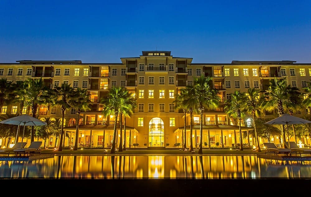 Vinpearl Luxury Đà Nẵng toạ lạc bên bãi biển gọi mới Đà Nẵng Marriott Resort & Spa.